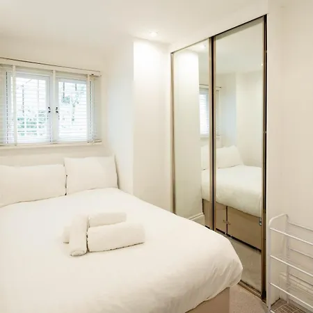Chic 2bd Flat Opp. Earl's Court Station * London