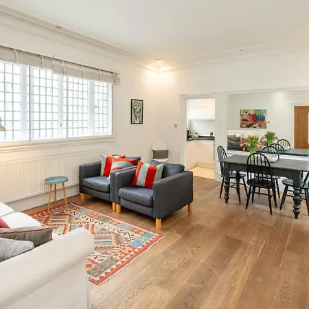 Chic 2bd Flat Opp. Earl's Court Station *