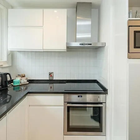 Chic 2bd Flat Opp. Earl's Court Station Apartment *