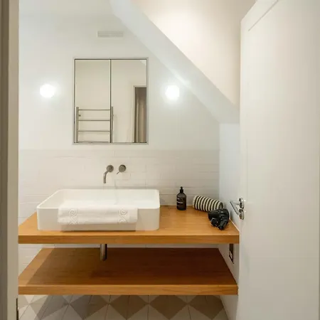 Chic 2bd Flat Opp. Earl's Court Station Apartment London