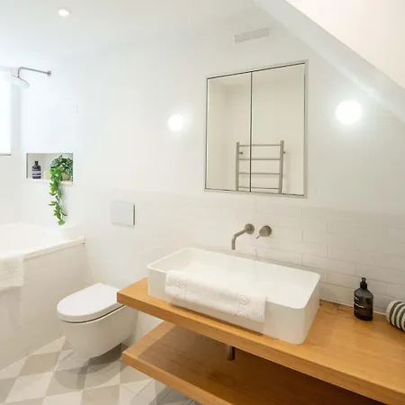 Chic 2bd Flat Opp. Earl's Court Station Apartment