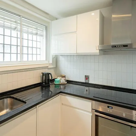 Chic 2bd Flat Opp. Earl's Court Station Apartment London