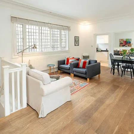 Apartment Chic 2bd Flat Opp. Earl's Court Station London