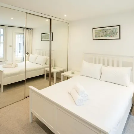 Chic 2bd Flat Opp. Earl's Court Station London