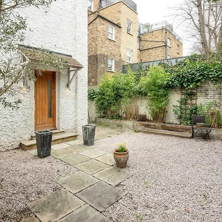 Chic 2bd Flat Opp. Earl's Court Station * London