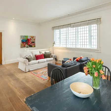Chic 2bd Flat Opp. Earl's Court Station Apartment London
