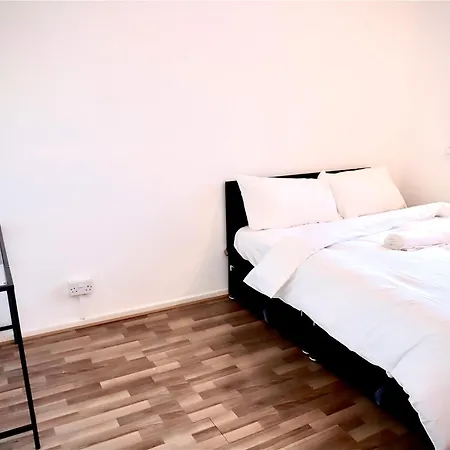 Maitland Luxury 2 Bedroom Greenwich With Good Living Space Sleeps 5 Guest- 1 Minute From Greenwich Dlr Station Лондон
