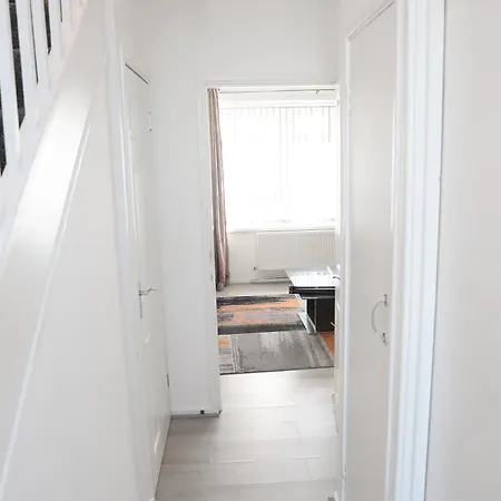 Maitland Luxury 2 Bedroom Greenwich With Good Living Space Sleeps 5 Guest- 1 Minute From Greenwich Dlr Station * Лондон