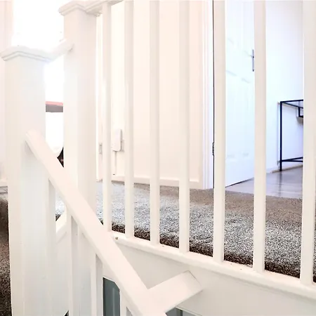 Maitland Luxury 2 Bedroom Greenwich With Good Living Space Sleeps 5 Guest- 1 Minute From Greenwich Dlr Station Лондон