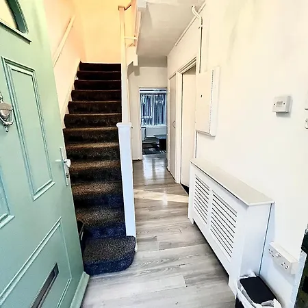 Maitland Luxury 2 Bedroom Greenwich With Good Living Space Sleeps 5 Guest- 1 Minute From Greenwich Dlr Station Апартаменты Лондон