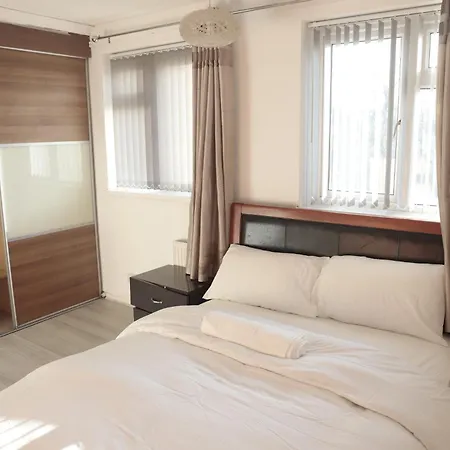 Апартаменты Maitland Luxury 2 Bedroom Greenwich With Good Living Space Sleeps 5 Guest- 1 Minute From Greenwich Dlr Station