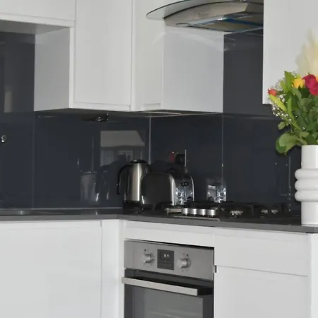 Spacious 1 Bedroom In ホーンチャーチ