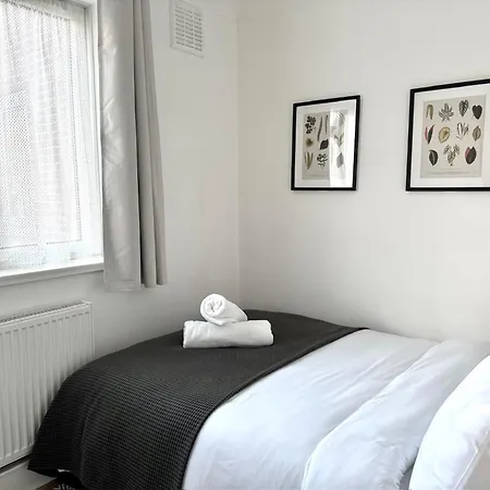 Apartment Your Cosy Get-away 5 Minutes From Canning Town Station, Near Excel & O2 *