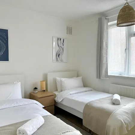 Apartment Your Cosy Get-away 5 Minutes From Canning Town Station, Near Excel & O2 London