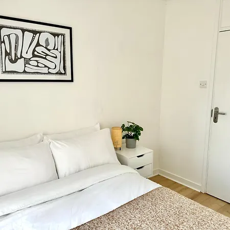 Your Cosy Get-away 5 Minutes From Canning Town Station, Near Excel & O2 *