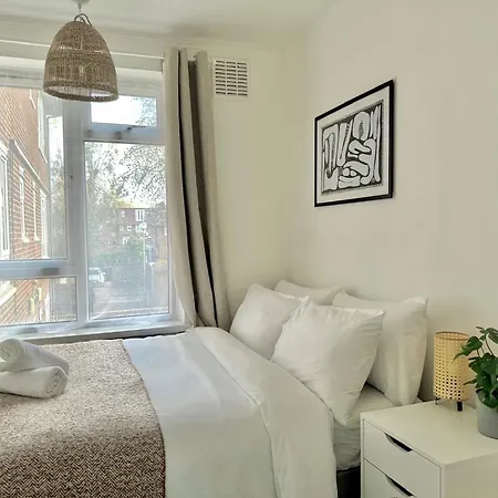 Your Cosy Get-away 5 Minutes From Canning Town Station, Near Excel & O2 Apartment