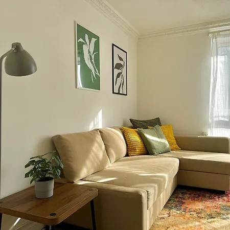 Your Cosy Get-away 5 Minutes From Canning Town Station, Near Excel & O2 Apartment *