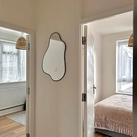 Your Cosy Get-away 5 Minutes From Canning Town Station, Near Excel & O2 Apartment *