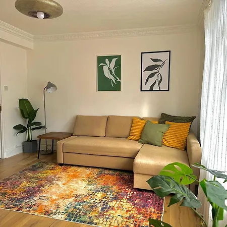 Your Cosy Get-away 5 Minutes From Canning Town Station, Near Excel & O2 Apartment London