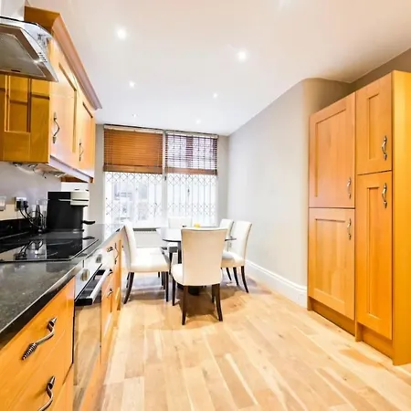 5 Bedrooms House In Chelsea * London