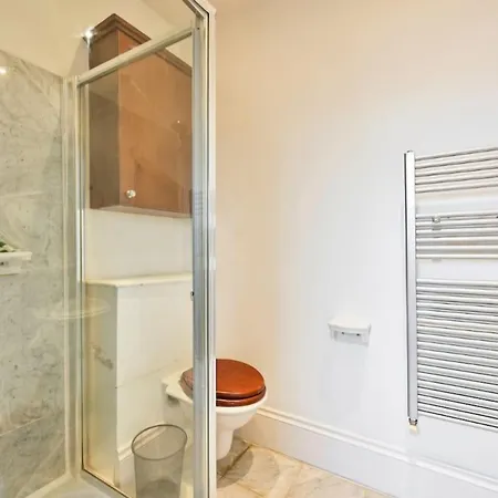 5 Bedrooms House In Chelsea *