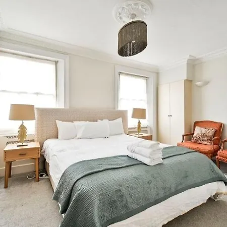 5 Bedrooms House In Chelsea