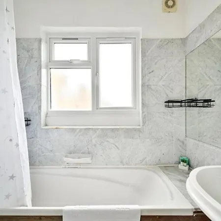 5 Bedrooms House In Chelsea Apartment