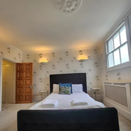 5 Bedrooms House In Chelsea *