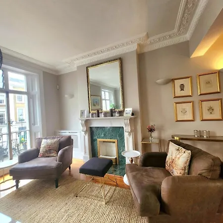 5 Bedrooms House In Chelsea *