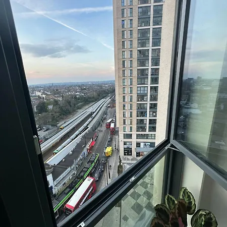 Panoramic Private And Bathroom In A Modern Croydon
