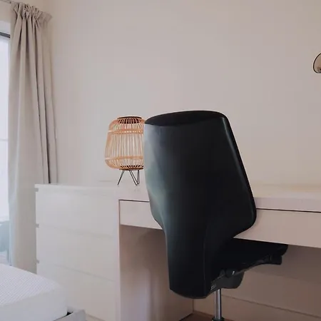 Stunning Two Bedroom דירה
