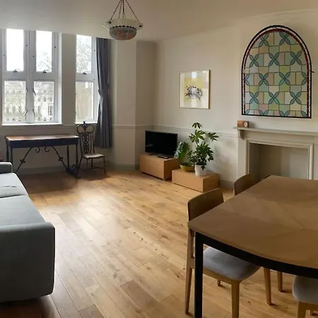 Garden View Flat On Georgian Square In Fitzrovia Appartement Londen