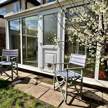 Jevingtons House Peaceful 3 Bed Ideal For Groups Contractors Weekend Get Aways Free Parking Garden And Wifi דירה