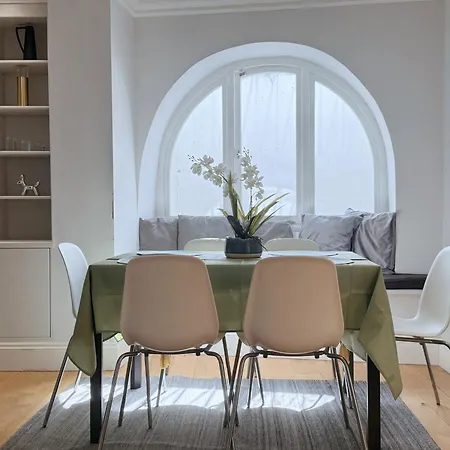 Vila Spacious And Cosy 3brs 5f House In Heart Of