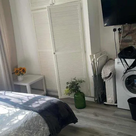 Studio Apartment In Bayswater Apartment *