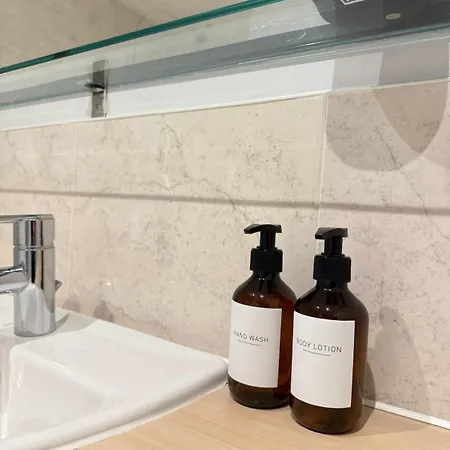 アパート Modern In Wimbledon - Free Underground Parking - Sleeps 5 *