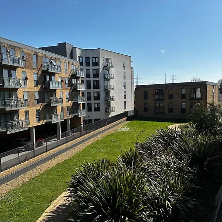 Modern In Wimbledon - Free Underground Parking - Sleeps 5 *