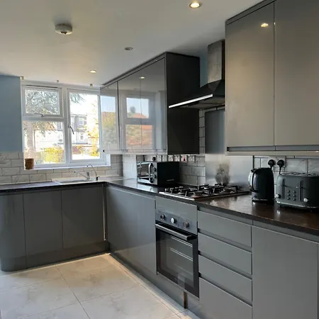 Serviced Apartment *