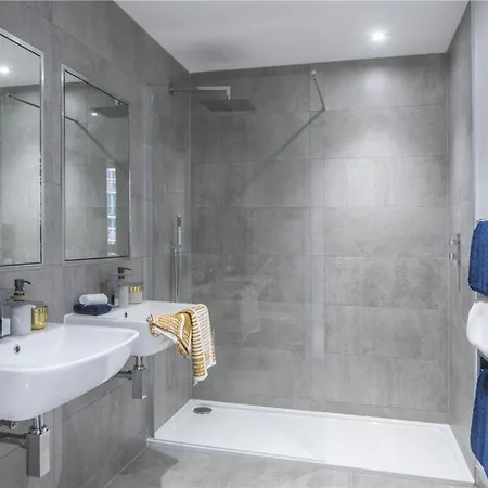Private And Gated Family - Sleeps 6 펜션 런던