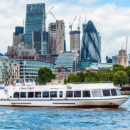 Maitland Luxury 2 Bedroom Greenwich With Good Living Space Sleeps 5 Guest- 1 Minute From Greenwich Dlr Station * Лондон