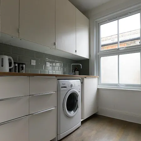Bright And Stylish 2 Bedroom First Floor Flat アパート ロンドン