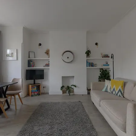 Bright And Stylish 2 Bedroom First Floor Flat *