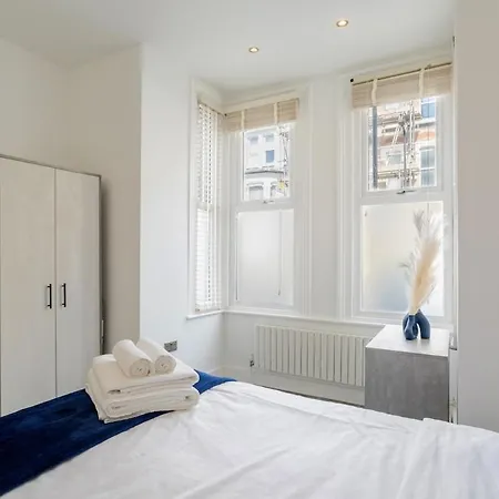 Stylish 2-bed Flat In The Heart Of West Hampstead Apartment
