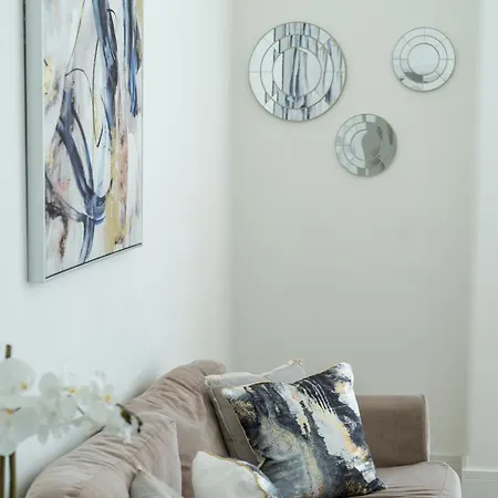 Queensway Dream, Hyde Park Apartment *