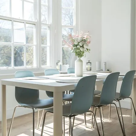 Queensway Dream, Hyde Park Apartment