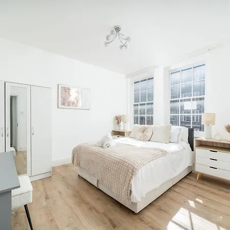 Queensway Dream, Hyde Park Apartment *