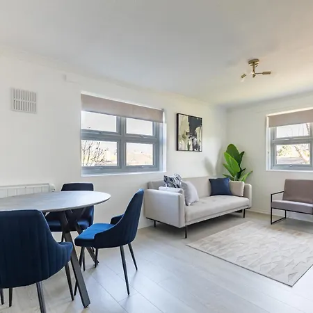 1Bdr Apartment - West London - Easy Heathrow, London & Twickenham Rugby Stadium Access Apartment *