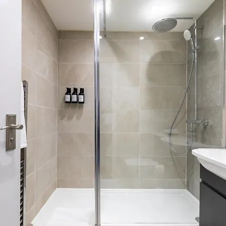 1Bdr Apartment - West London - Easy Heathrow, London & Twickenham Rugby Stadium Access Apartment Hounslow