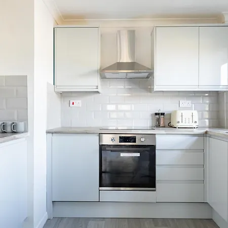 1Bdr Apartment - West London - Easy Heathrow, London & Twickenham Rugby Stadium Access *