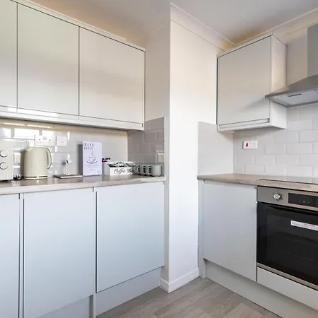 1Bdr Apartment - West London - Easy Heathrow, London & Twickenham Rugby Stadium Access